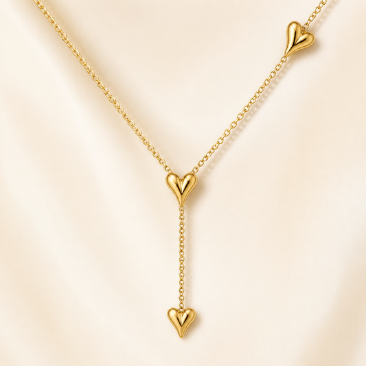 Goutte gold heart necklace — close-up detail